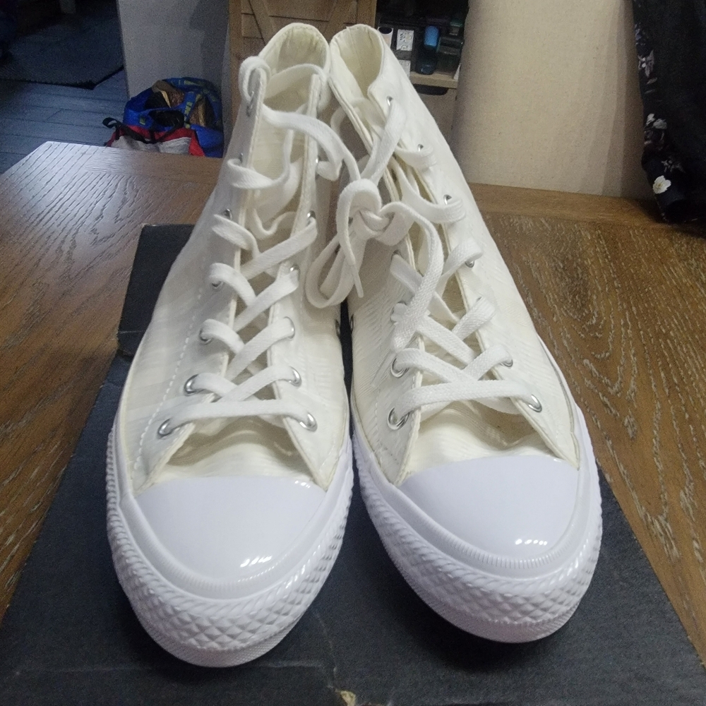 Converse Chuck Taylor's Allstars High sneaker.New in box, 8 women.Color: white - Picture 2 of 11